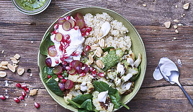 Vegetarische Bowl mit geröstetem Blumenkohl und Tahini-Dressing