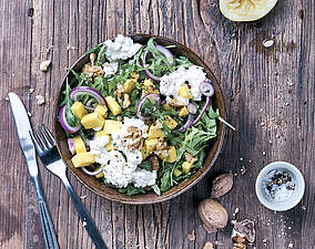 Bunter Salat mit Körnigem Frischkäse