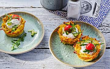 Kartoffelnester mit bunter Füllung für Ostern
