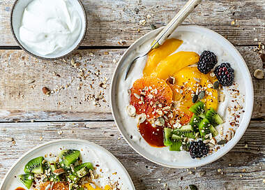 Frühstücks-Bowl mit Früchten und Skyr