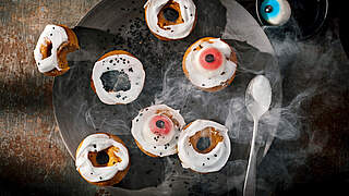 Rezept für Spooky Pumpkin Spice Baked Donuts