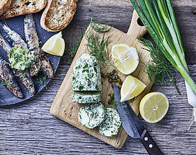 Leckere Kräuterbutter mit Kapern und Dill
