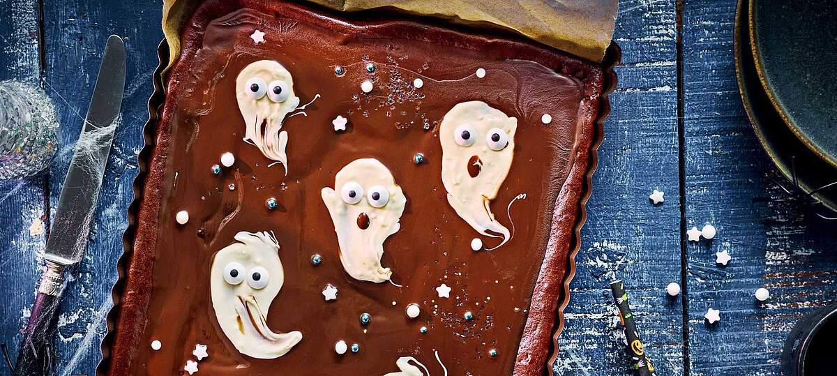 Rezeptbild für Halloween-Brownies mit Frischkäse und süßen Geistern