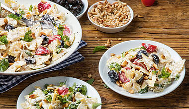 Schneller mediterraner Nudelsalat mit Kräuterquark