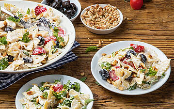 Schneller mediterraner Nudelsalat mit Kräuterquark