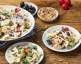 Schneller mediterraner Nudelsalat mit Kräuterquark