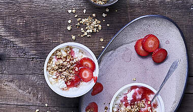 Körniger Frischkäse mit Erdbeeren und knusprigen Haferflocken