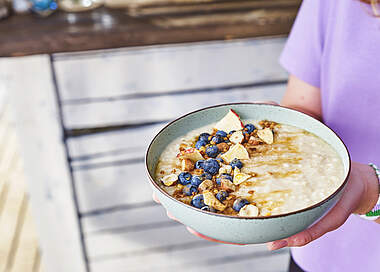 Fruchtiges Birchermüsli mit knusprigen Apfel-Chips