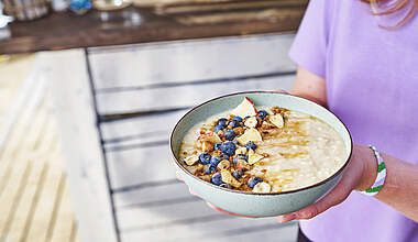 Fruchtiges Birchermüsli mit knusprigen Apfel-Chips
