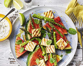Rezept für Gegrillter Melonen-Spargelsalat mit Halloumi Gegrillter Melonen-Spargelsalat mit Halloumi
