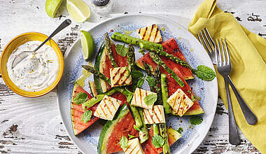 Gegrillter Melonen-Spargelsalat mit Halloumi