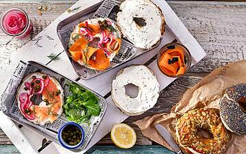 Veganer Lachs-Bagel mit pinken Zwiebelringen, Dill und Kapern