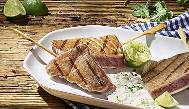 Gegrillte Thunfisch-Spieße mit Ingwer-Limetten-SourCream