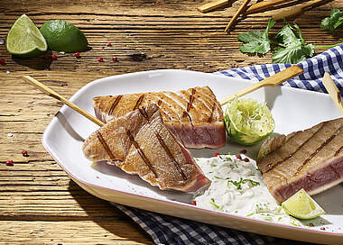 Gegrillte Thunfisch-Spieße mit Ingwer-Limetten-SourCream