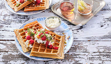 Fluffige Buchweizen-Hafer-Waffeln mit Himbeer-Pistazien-Topping