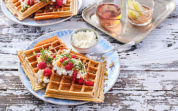 Fluffige Buchweizen-Hafer-Waffeln mit Himbeer-Pistazien-Topping