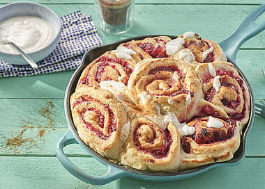 Saftige Hefeschnecken mit Orangen-Cranberry-Füllung