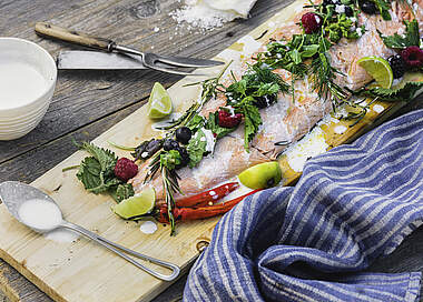 Gegrillter Lachs auf Zedernholz mit saftiger Zitrus-Marinade