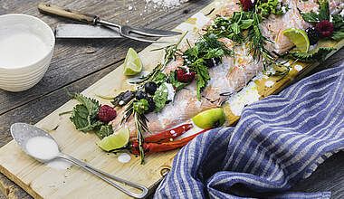 Gegrillter Lachs auf Zedernholz mit saftiger Zitrus-Marinade