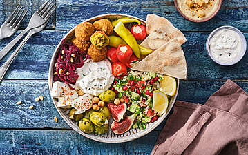 Taboulé-Salat mit PetersilienQuark und Granatapfel