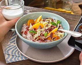 Fruchtige Kirsche-Cranberry Porridge-Bowl mit Nuss-Topping