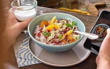 Fruchtige Kirsche-Cranberry Porridge-Bowl mit Nuss-Topping