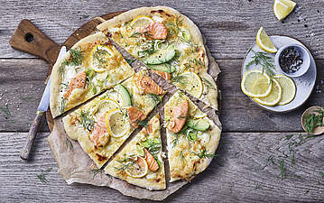 Frische Lachs-Zitronen-Pizza mit Avocado, Lauch & Schmand