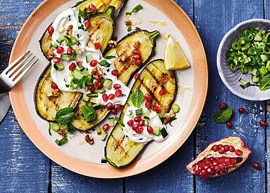 Gegrillte Aubergine mit PetersilienQuark, Minze und Granatapfel