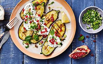 Gegrillte Aubergine mit PetersilienQuark, Minze und Granatapfel