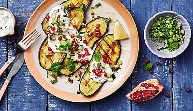 Gegrillte Aubergine mit PetersilienQuark, Minze und Granatapfel