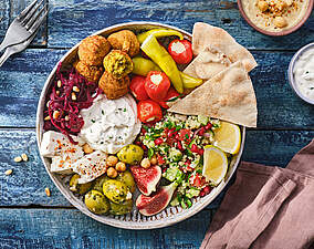 Taboulé-Salat mit PetersilienQuark und Granatapfel