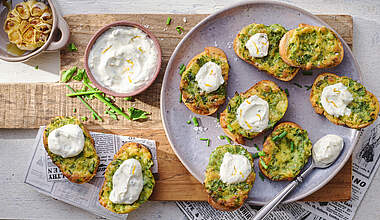 Knoblauch-Käse-Brot mit Quark-Topping