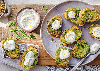 Knoblauch-Käse-Brot mit Quark-Topping