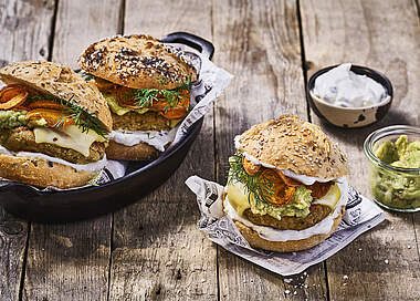 Vegetarischer Falafel Burger mit Avocado und Süßkartoffel Chips