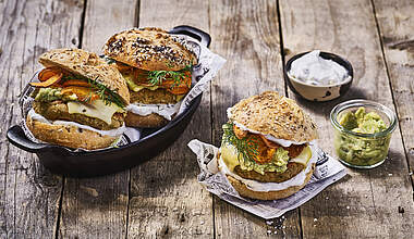 Vegetarischer Falafel Burger mit Avocado und Süßkartoffel Chips