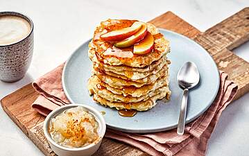 Fluffige Apfel Pancakes mit Körnigem Frischkäse