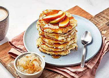 Fluffige Apfel Pancakes mit Körnigem Frischkäse