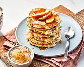 Fluffige Apfel Pancakes mit Körnigem Frischkäse