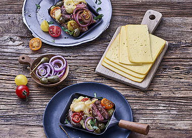 Raclette-Pfännchen mit Steakstreifen, Kapernäpfeln und Kirschtomaten