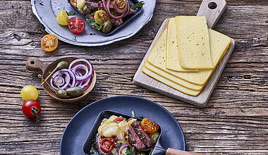 Raclette-Pfännchen mit Steakstreifen, Kapernäpfeln und Kirschtomaten