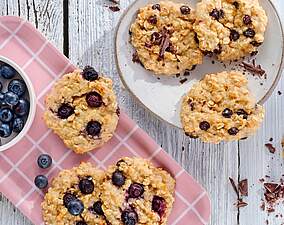 Porridge Bites mit Schokolade und Blaubeeren