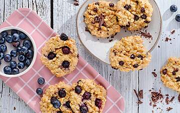 Porridge Bites mit Schokolade und Blaubeeren