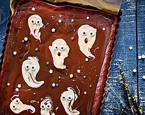 Rezept für Halloween-Brownies mit Frischkäse und süßen Geistern Halloween-Brownies mit Frischkäse und süßen Geistern