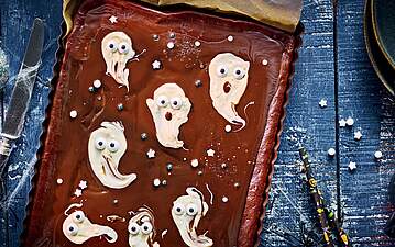 Halloween-Brownies mit Frischkäse und süßen Geistern