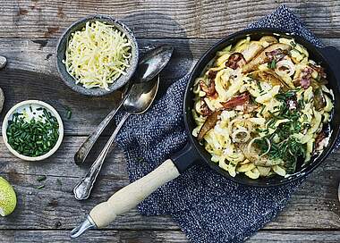 Schnelle Käsespätzle mit Speck und Birne