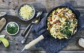 Schnelle Käsespätzle mit Speck und Birne