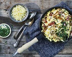 Schnelle Käsespätzle mit Speck und Birne