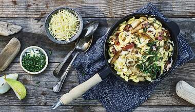 Schnelle Käsespätzle mit Speck und Birne
