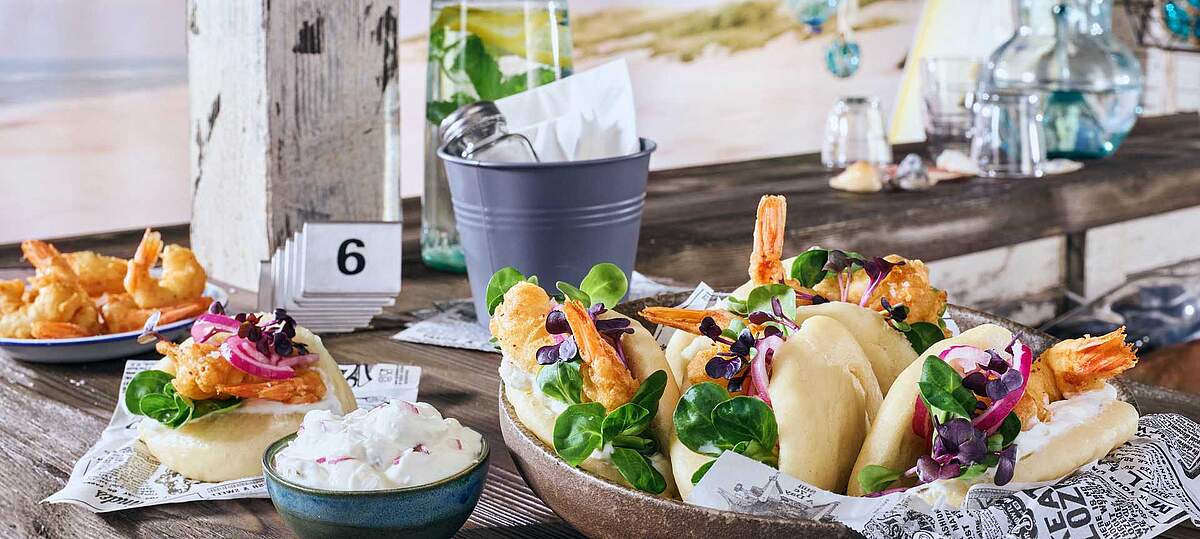 Rezeptbild für Bao Buns mit 3-ZwiebelQuark, Feldsalat und Garnelen im Bierteig