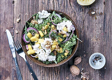 Bunter Salat mit Körnigem Frischkäse